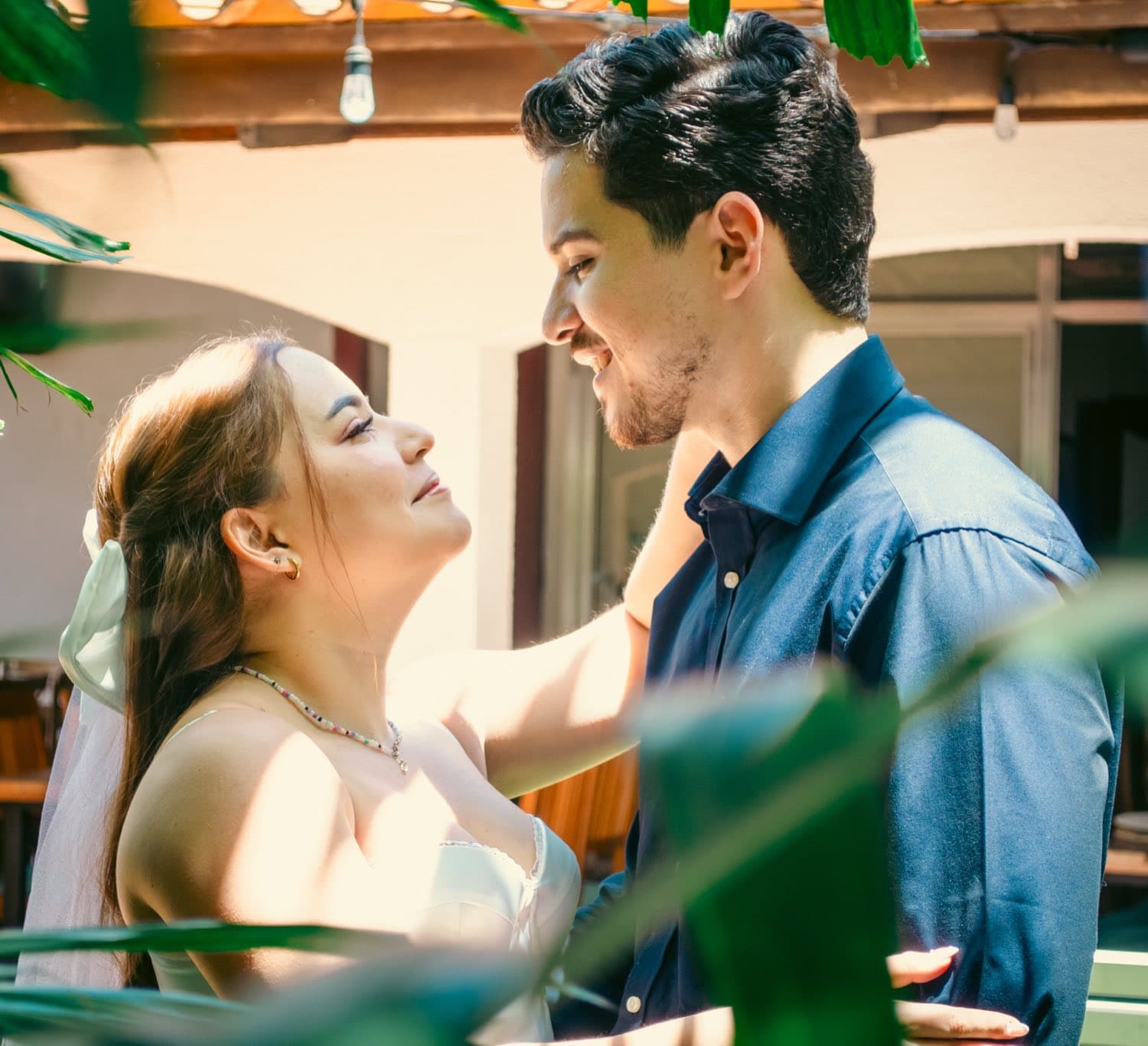 Adriana y Jesús mirándose el día de su unión civil