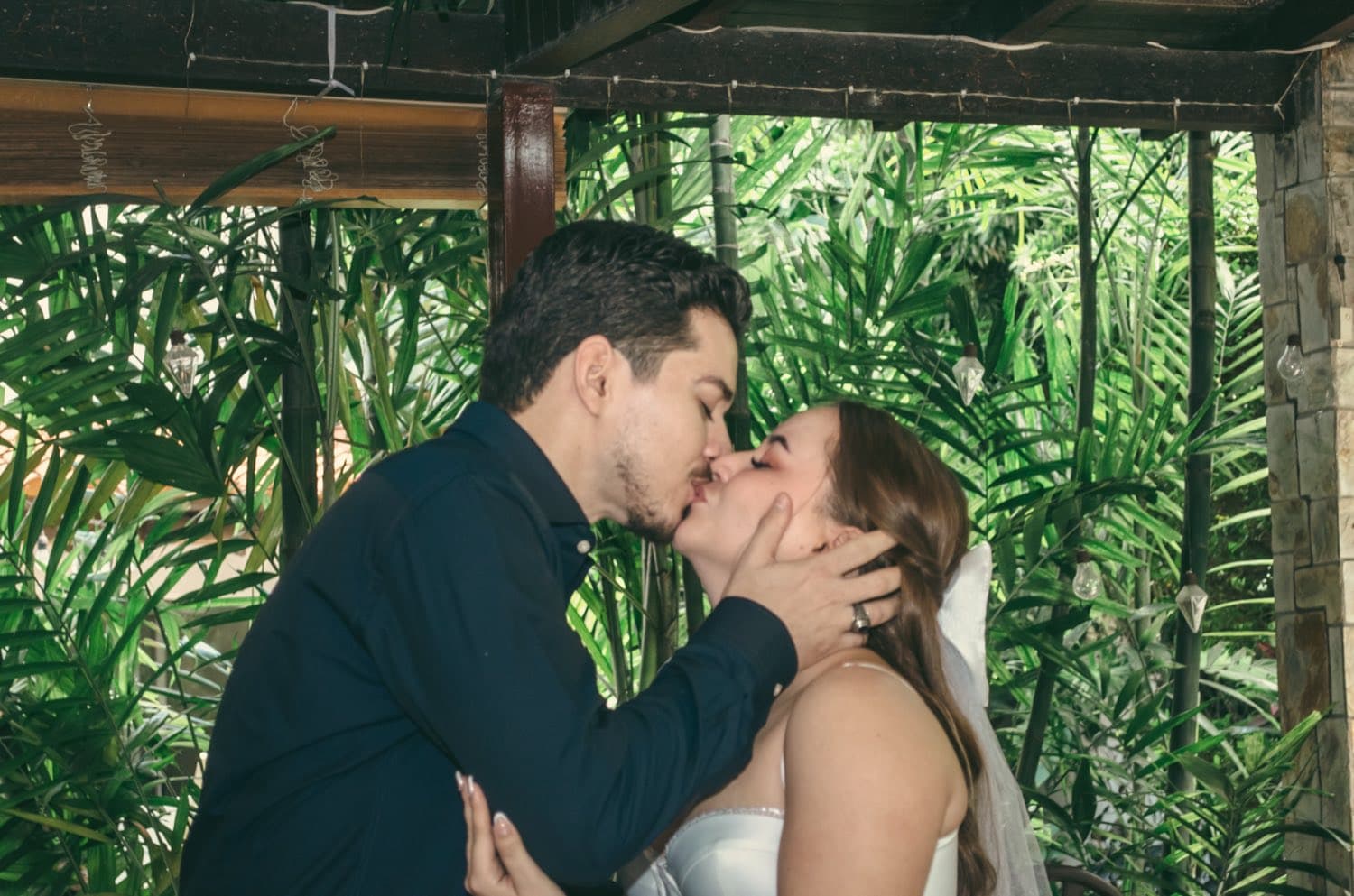 Jesús y Adriana besándose el día de su unión civil