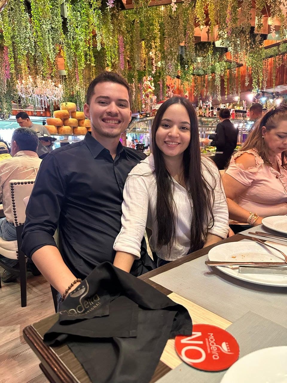 Cena juntos bajo un techo de flores