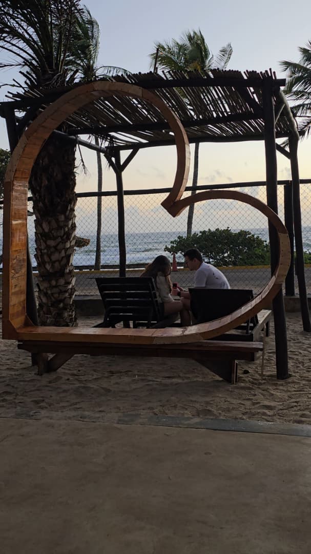 El corazón de madera frente al mar en Margarita