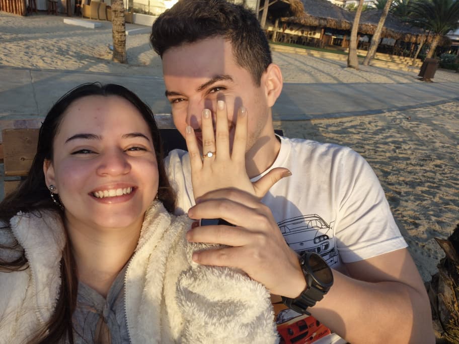 Celebrando el sí con el anillo en la mano