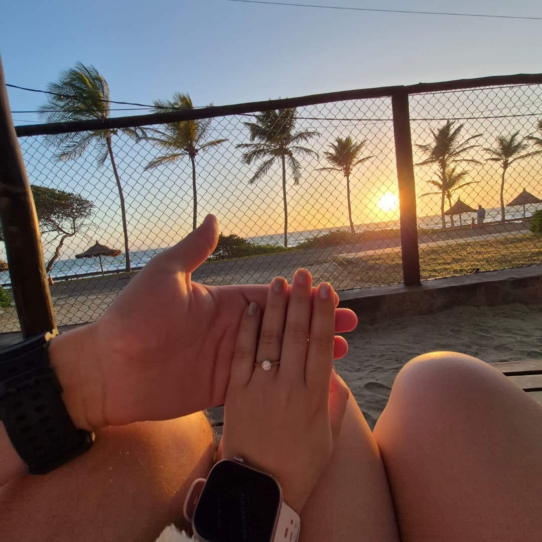 El anillo, con el amanecer en la playa de fondo