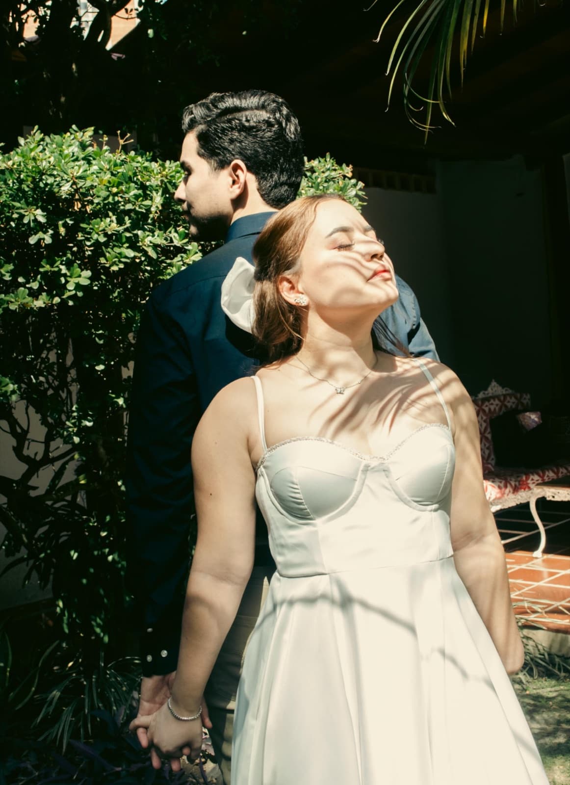 Los novios de la mano en el jardín, el día civil