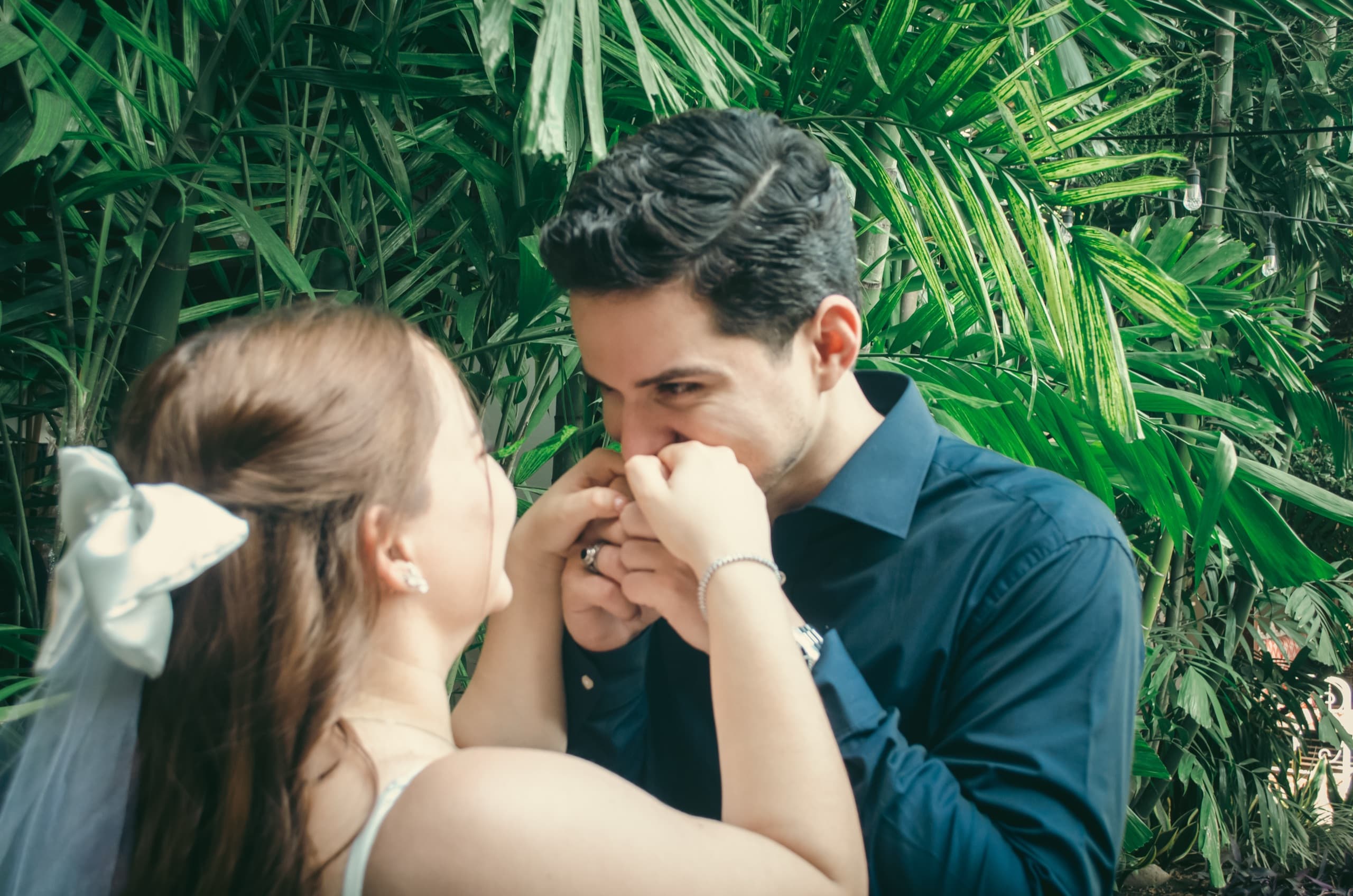 Jesús besando las manos de Adriana